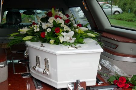 Begravelseskiste i rustvogn