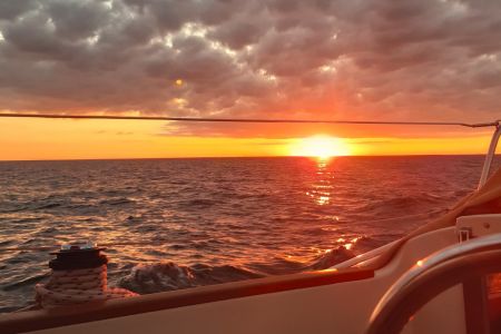 Smuk solnedgang set fra sejlbåd